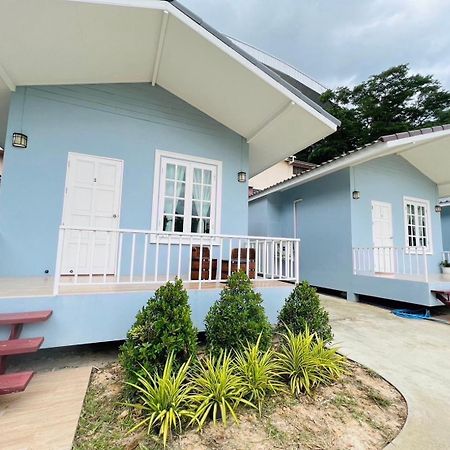 บ้านพักดีมีทรัพย์ Baan Pakdee Meesub Uthai Thani Exterior foto